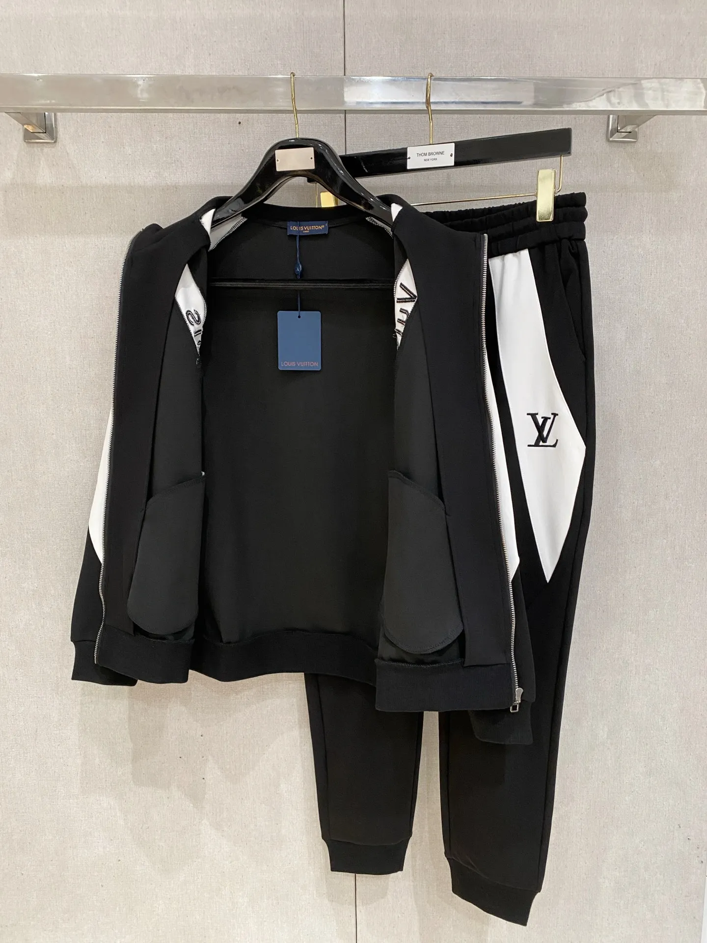 🅿️720 LV hot-selling suit is coming. Focus on the original version of the official website. 2025 new hot-selling cardigan suit. The original order is the best. 🇭🇰The meticulous work of top designers. It has a fitting and perfect upper body effect. All-natural high-quality Tencel Roman cotton 100%, close-fitting comfort, noble and elegant! Original hardware embodies elegance and nobility! Counter size: M-3XL (maximum wear up to 190 pounds)